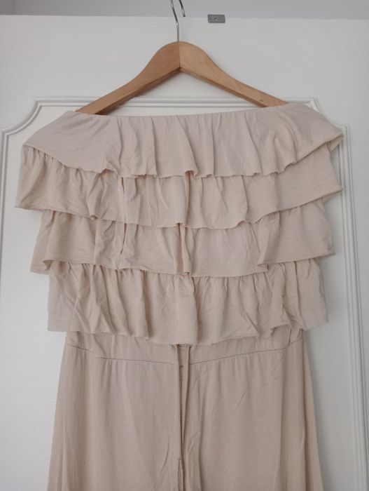 Macacão beje com folhos