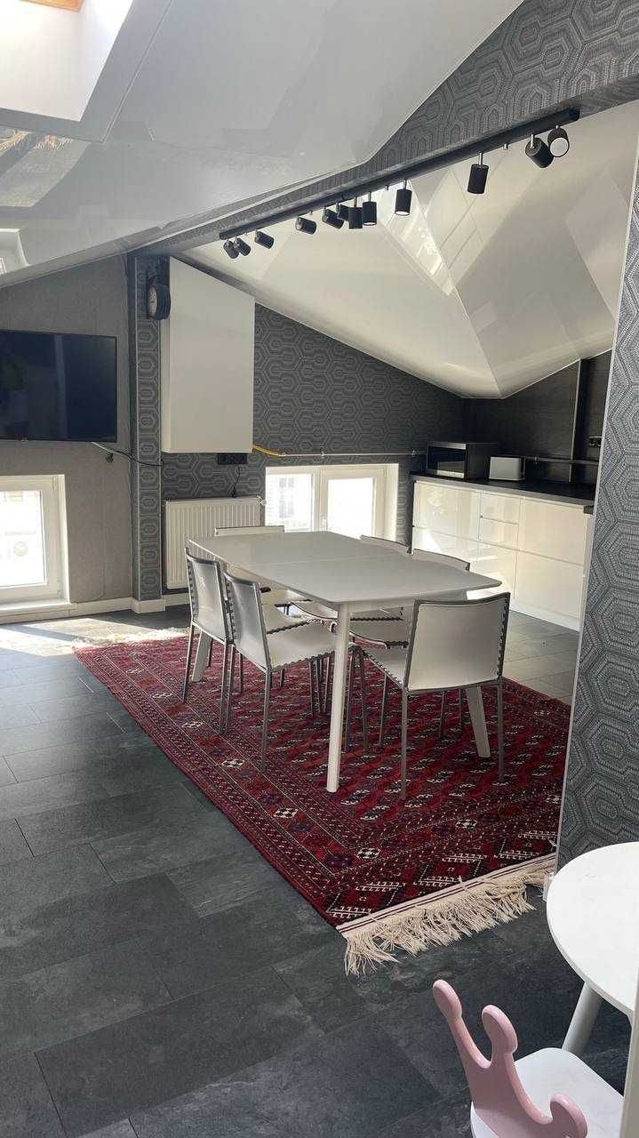 Продаж 3-кімнатної квартири в центрі (вул. Бельведерська)