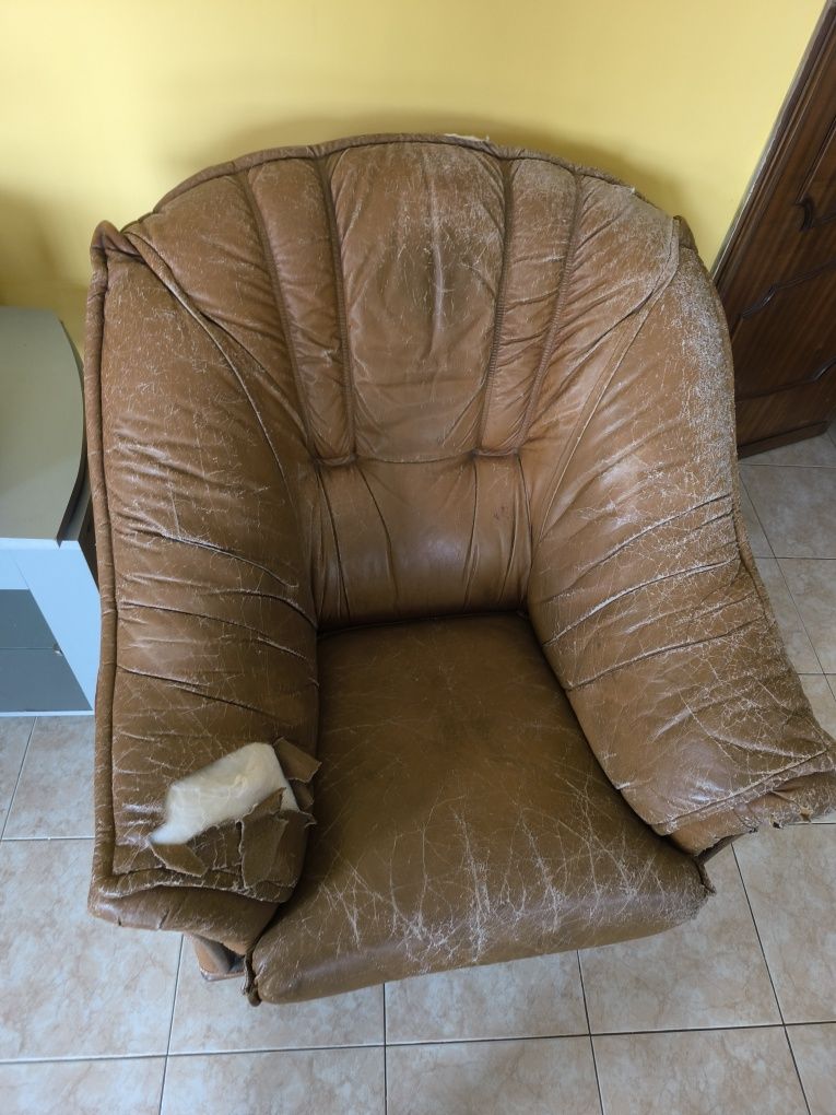 2 Sofás de couro usados – confortáveis, ideal para cobrir ou reformar