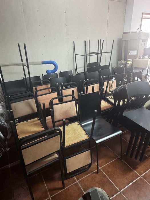 Cadeiras  pretas / almofadadas