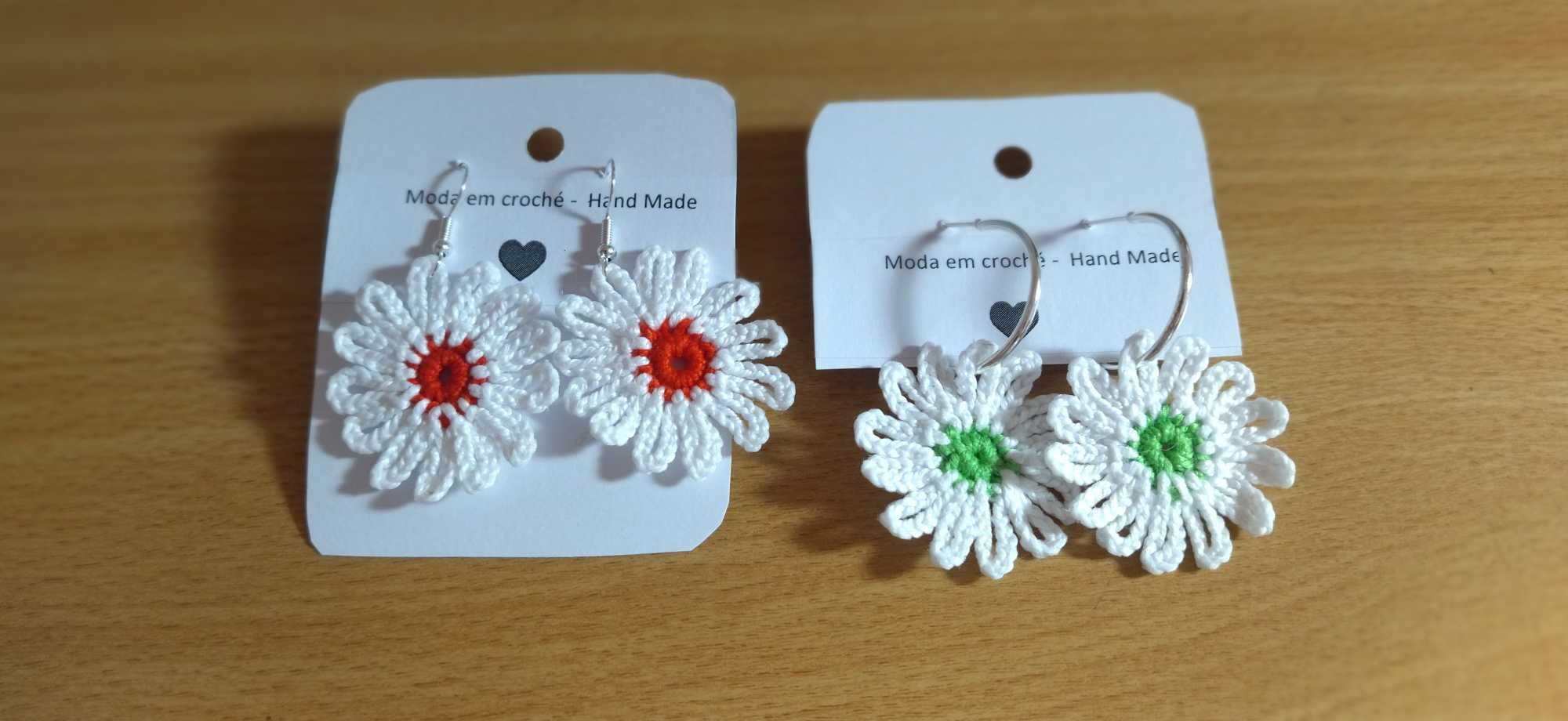 Modelo de Brincos de Margaridas em branco e vermelho  e em verde