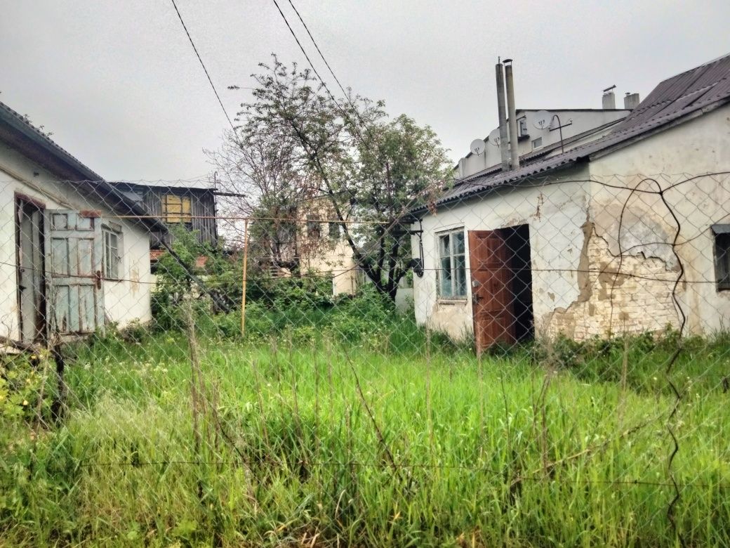 Продам будинок в місті з окремим подвір'ям.