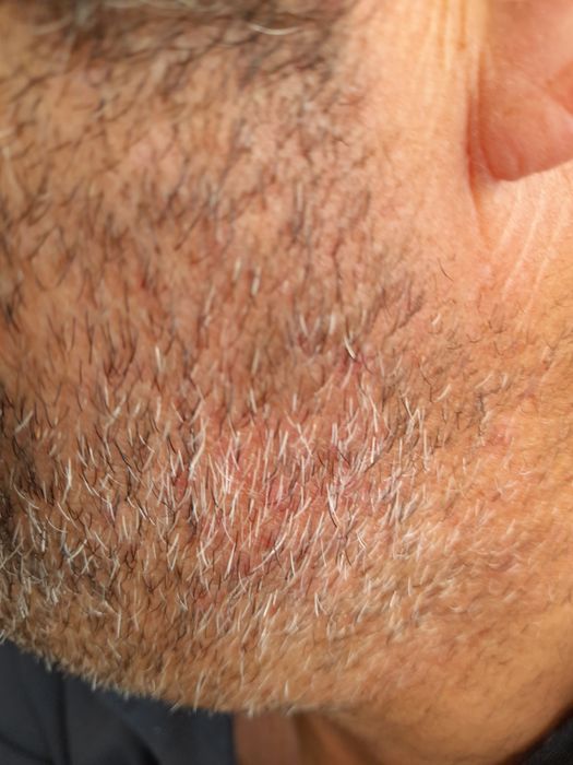 2 mesas de cabeceira com pedra em bom estado e 1 toalete em mogno