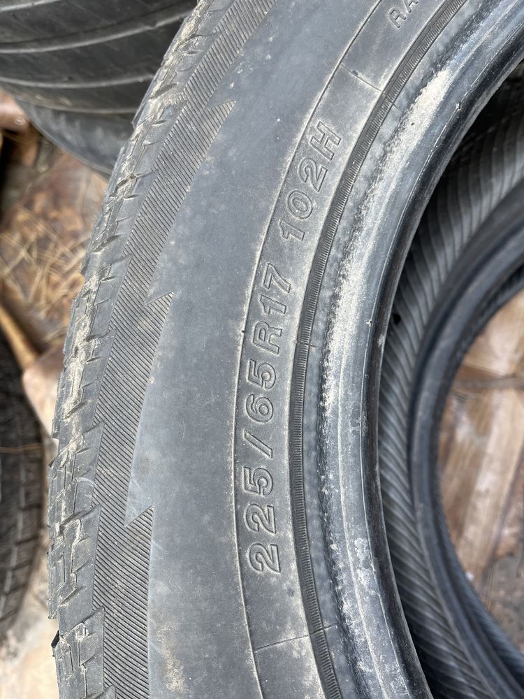 Продам Резину 225/65 R17 YAKOHAMA(пара)