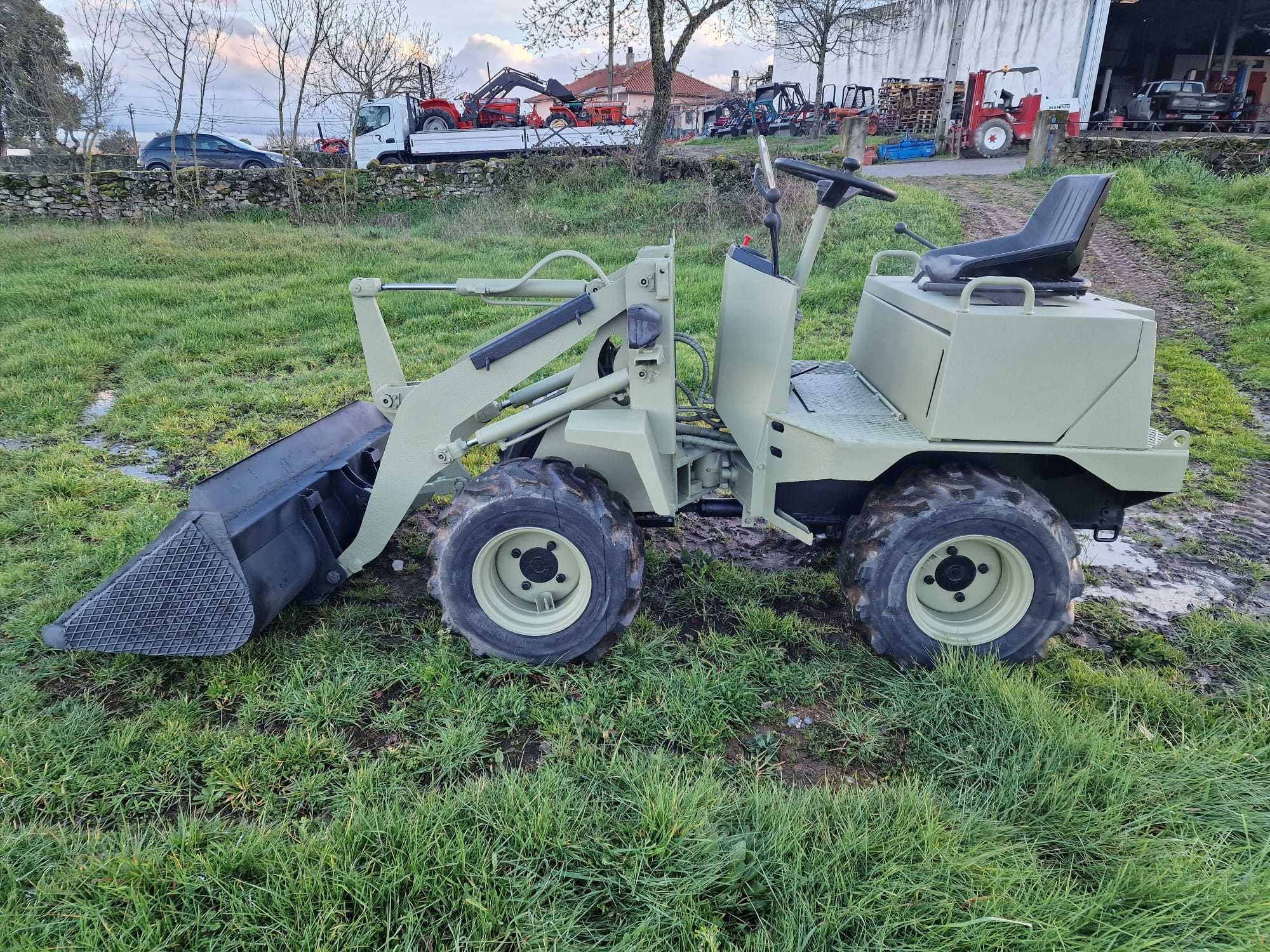 Mini Pá Carregadora Japonesa Yanmar V1 - Articulada - Bobcat