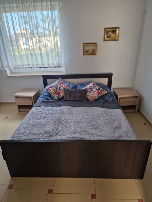 Łóżko z stelażem i materacem