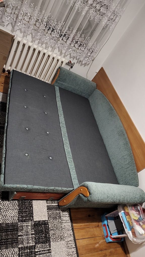 Sofa zielona, rozkładana z poduszkami