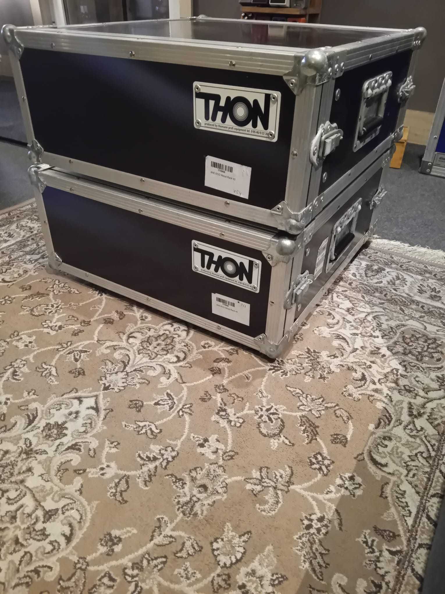 Duas racks
Thon Rack 4U Eco 40
100€ cada uma