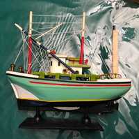 Miniatura de barco de pesca em madeira