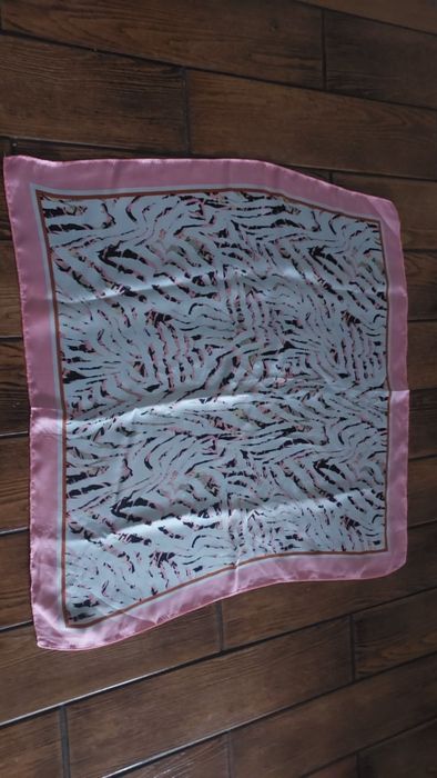 Delikatna apaszka do wielu stylizacji