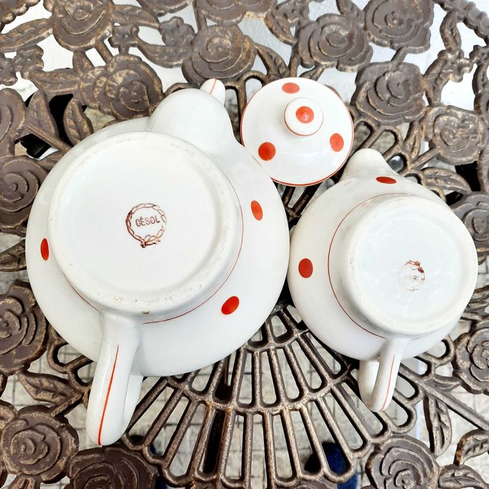 Conjunto vintage de um grande bule de chá e leiteira da Cesol
