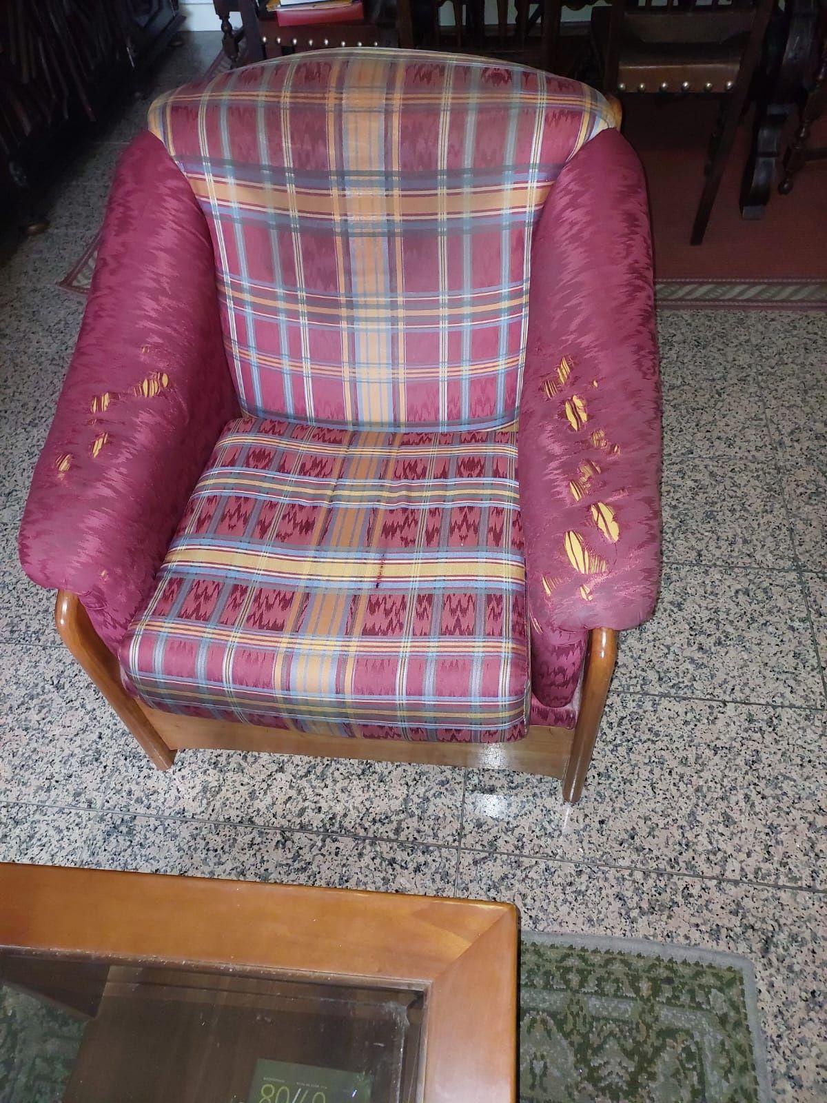Vendo 1 sofá 3 lugares e 2  maples
