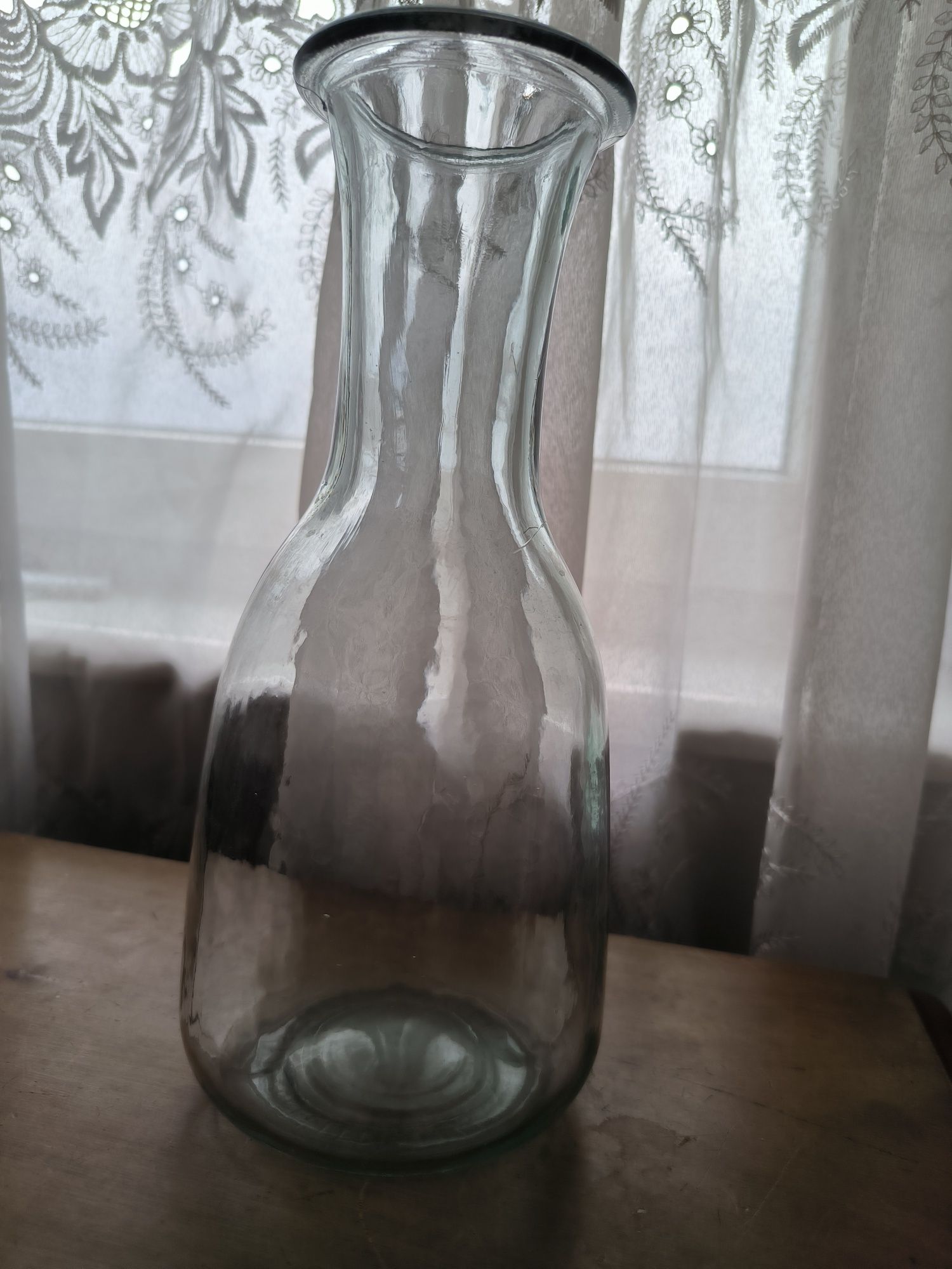Szklany wazon średniej wielkości z grubego szkła