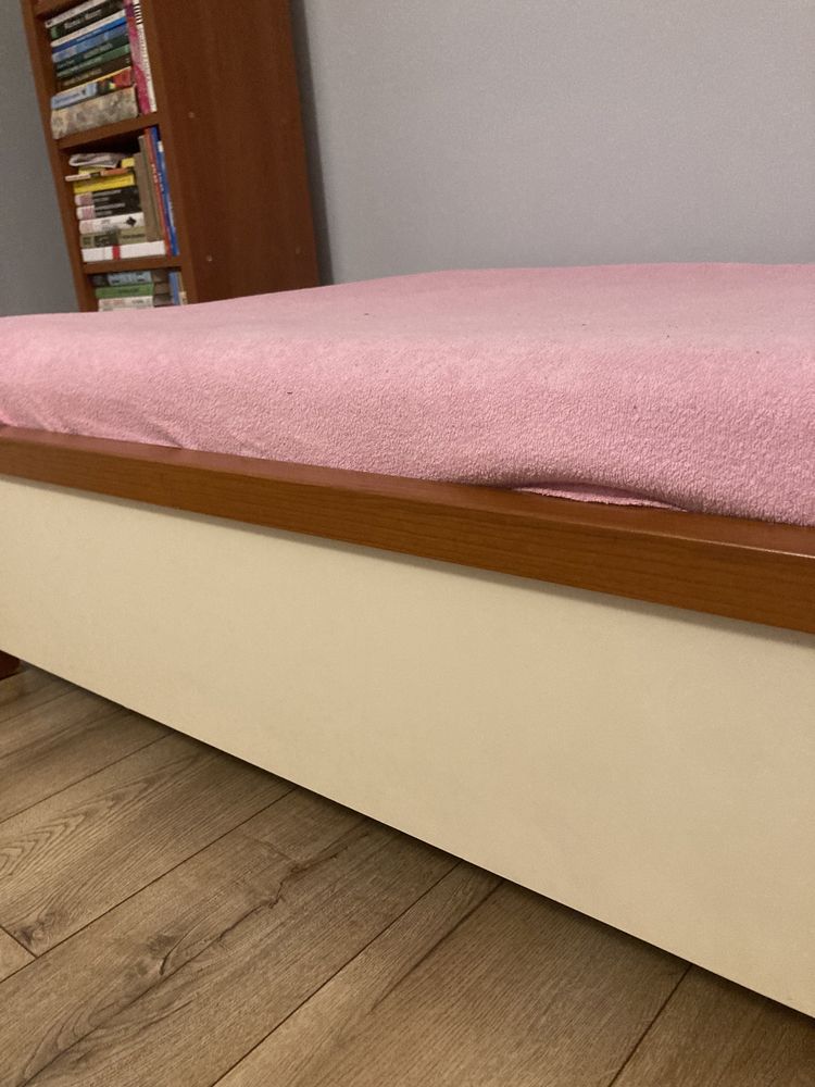 Łóżko jednoosobowe drewniane w dobrym stanie