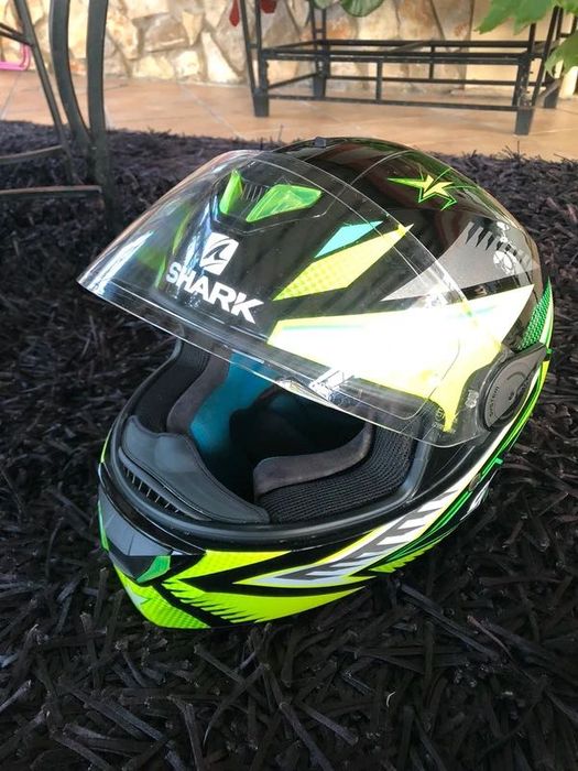 Capacete verde com luz Shark