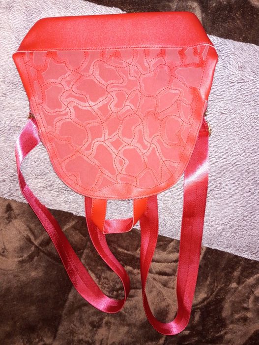 Carteira mochila vermelha ideal para o dia a dia