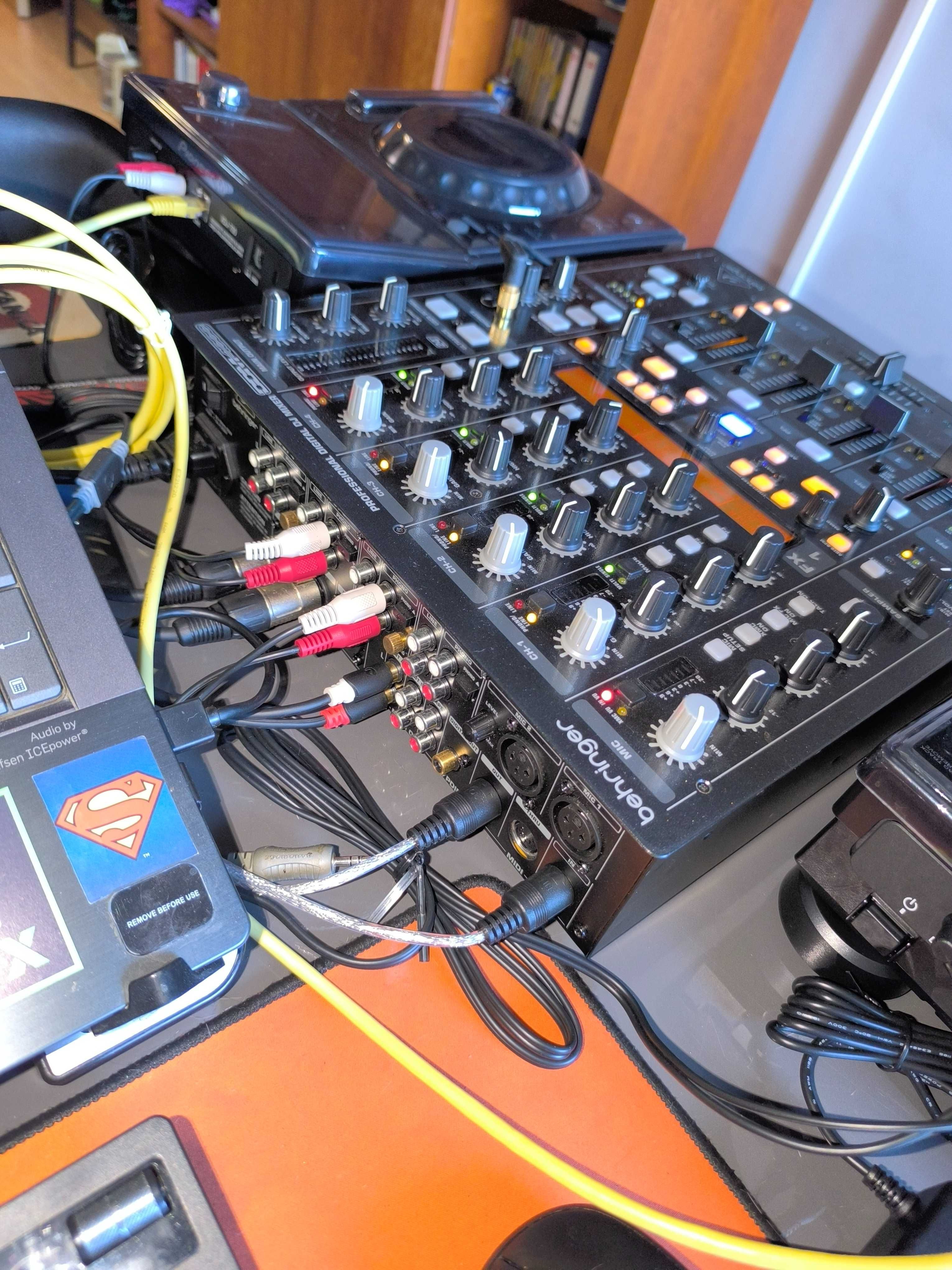 Mixer Behringer DDM4000 - DJ + Mala de transporte