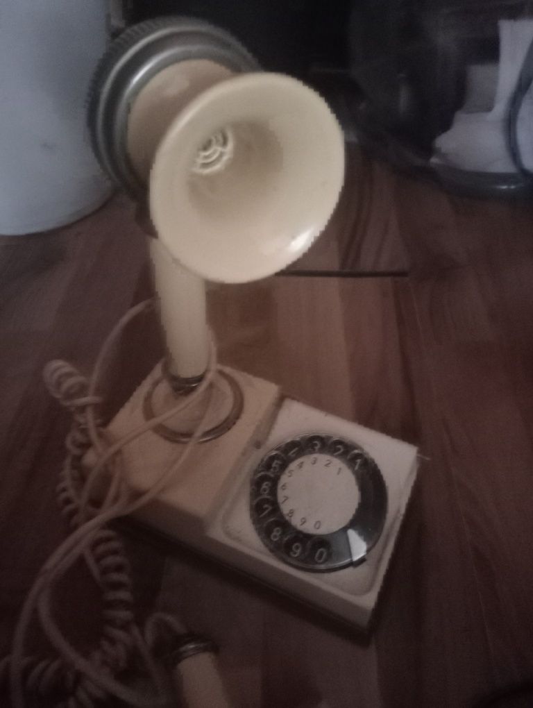 Dwa aparaty telefoniczne