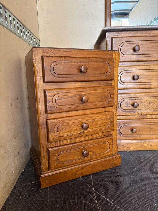 Cômoda com base em mármore e espelho e 2 mesinhas de cabeceira
