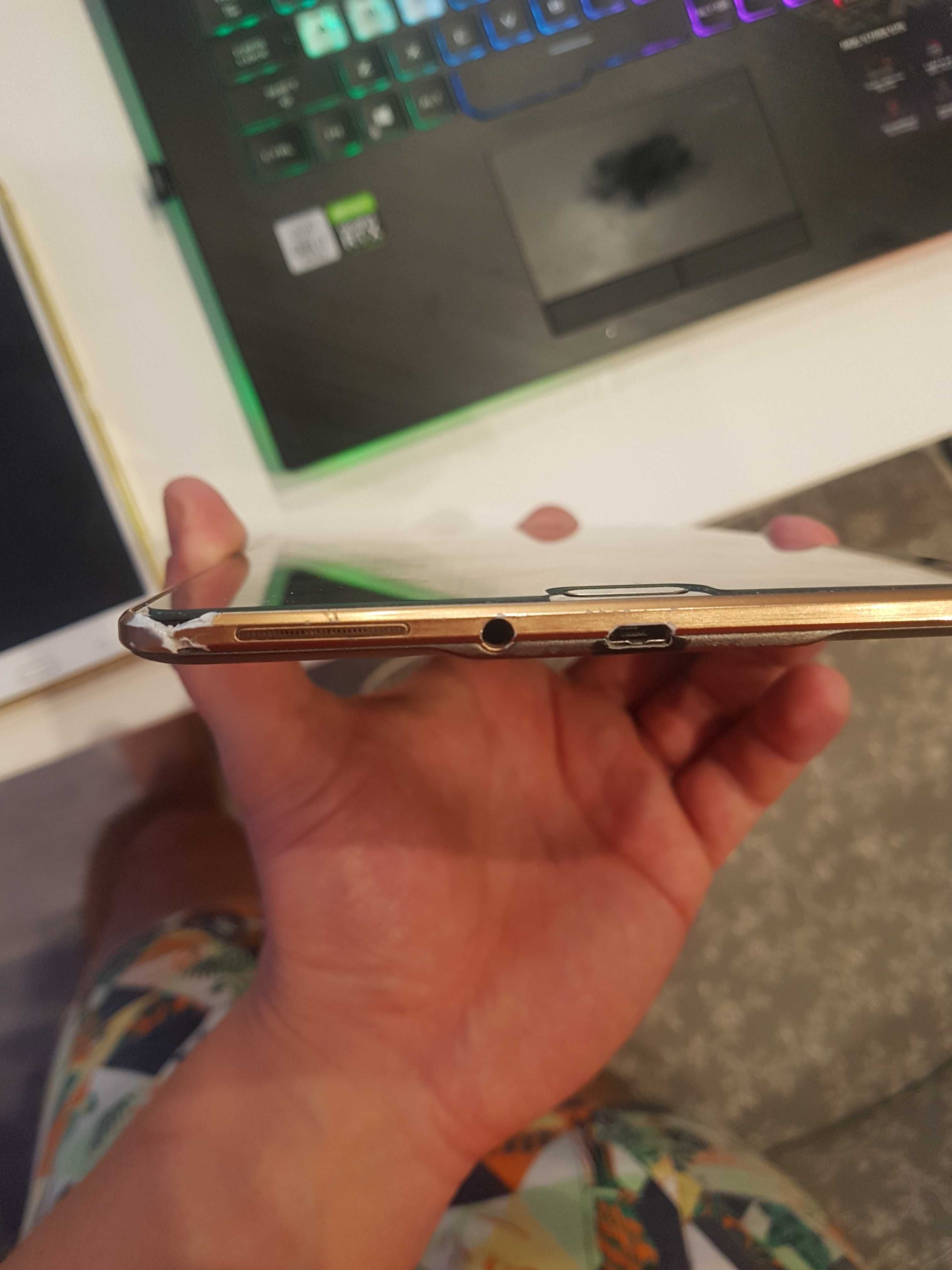 Tablet Samsung Tab S SM-T700 8,4" 3 GB / 16 GB złoty z klawiaturą