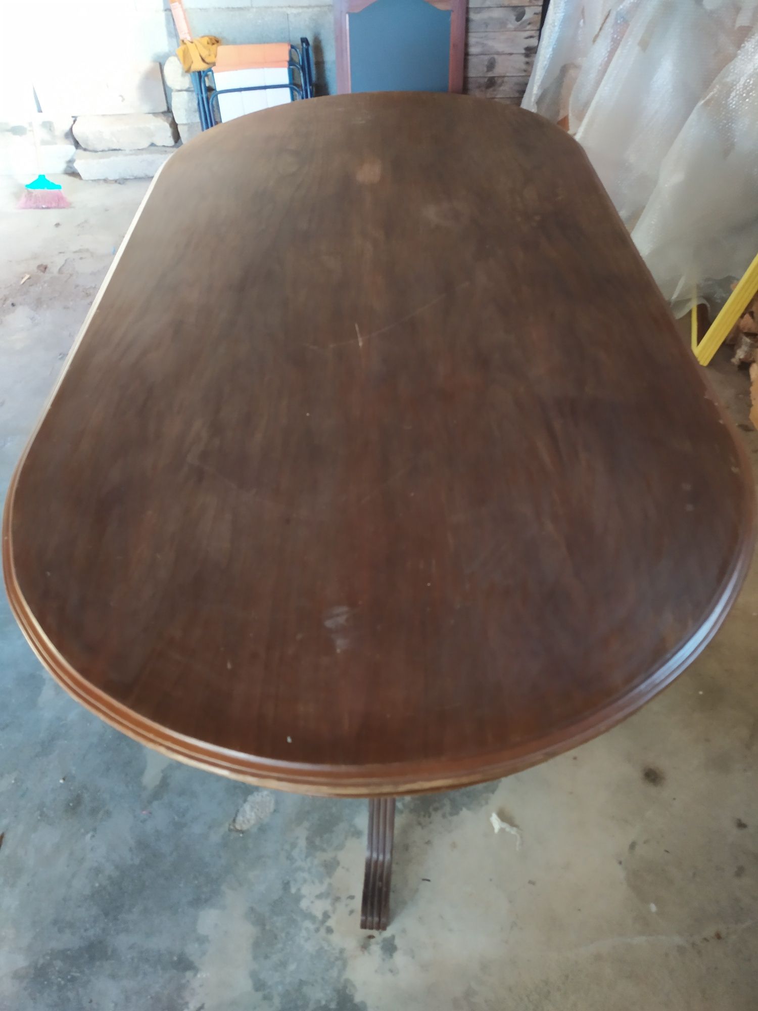 Mesa de sala de jantar e móvel bancada