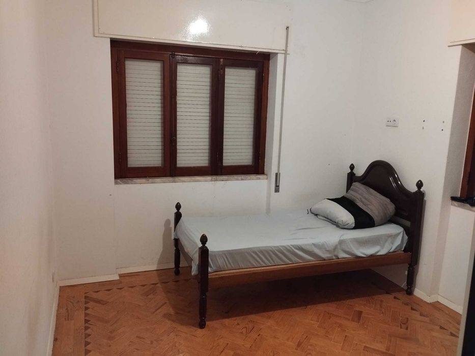 Quarto para arrendar em moradia Azambuja