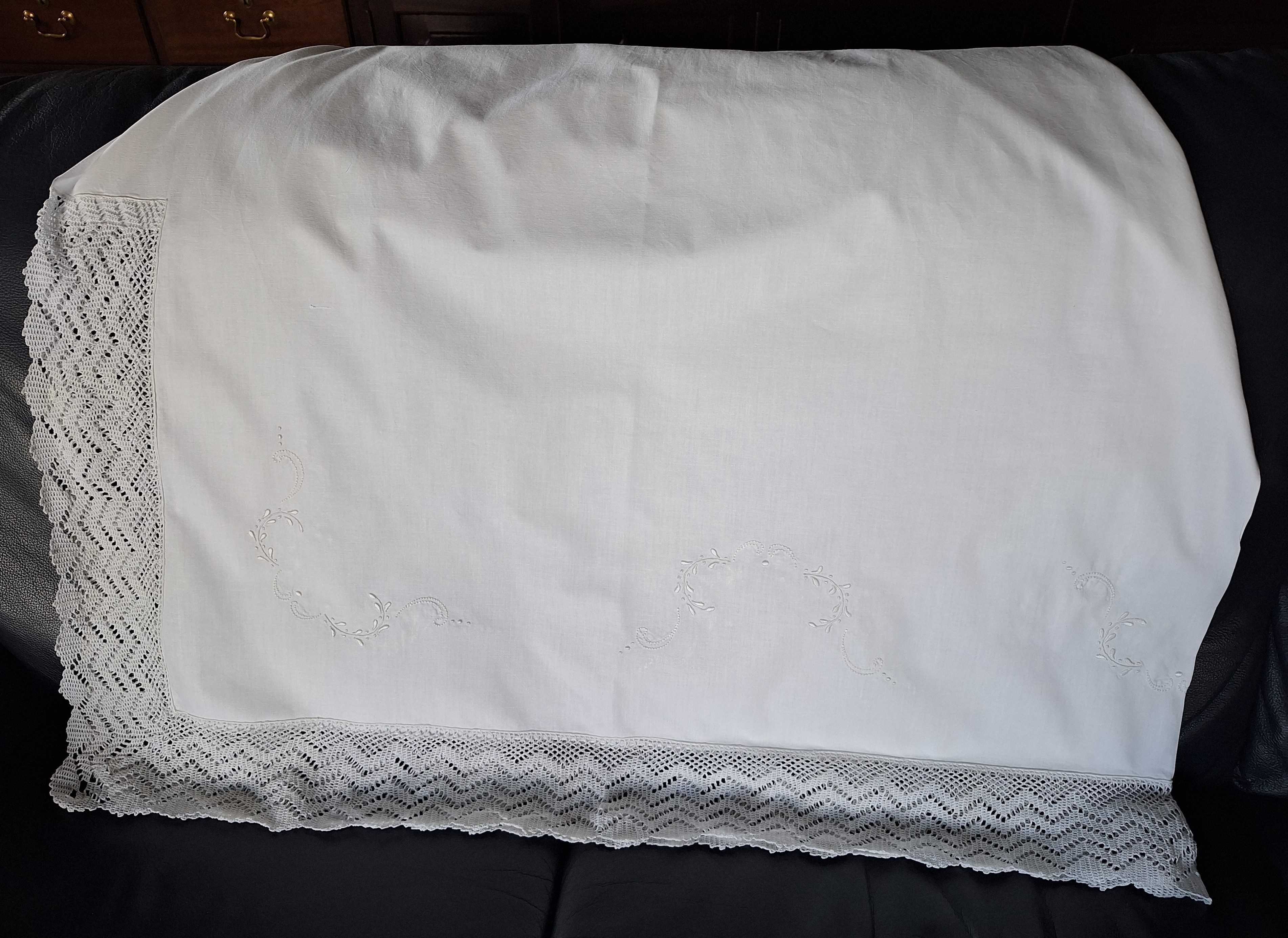 2 lençóis iguais bordados e com renda (crochê)