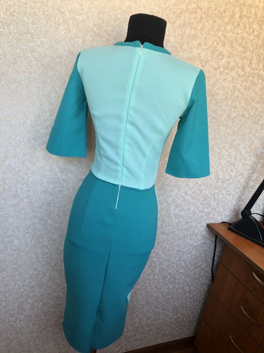 Продам платья и костюмы