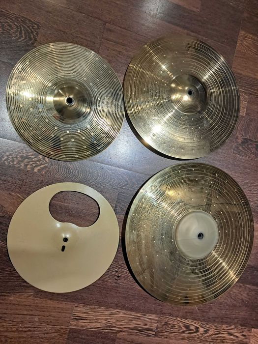 Zestaw elektronicznych blach perkusyjnych.