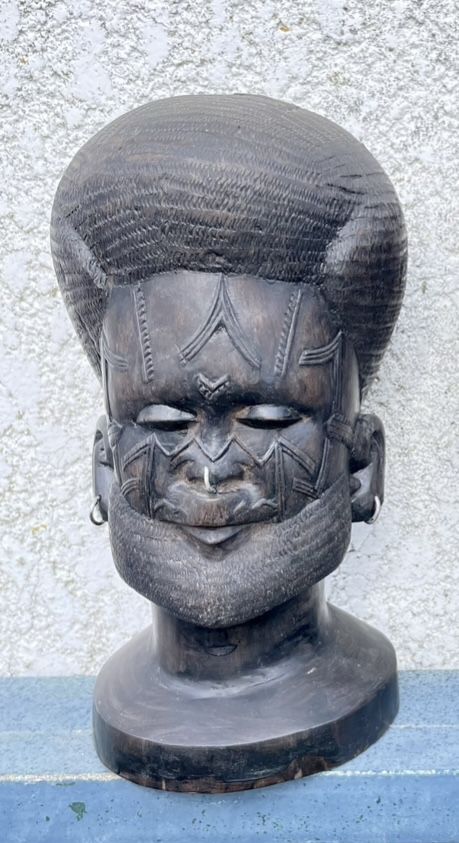 Antigo Busto Africano masculino em madeira Pau Preto e com argolas
