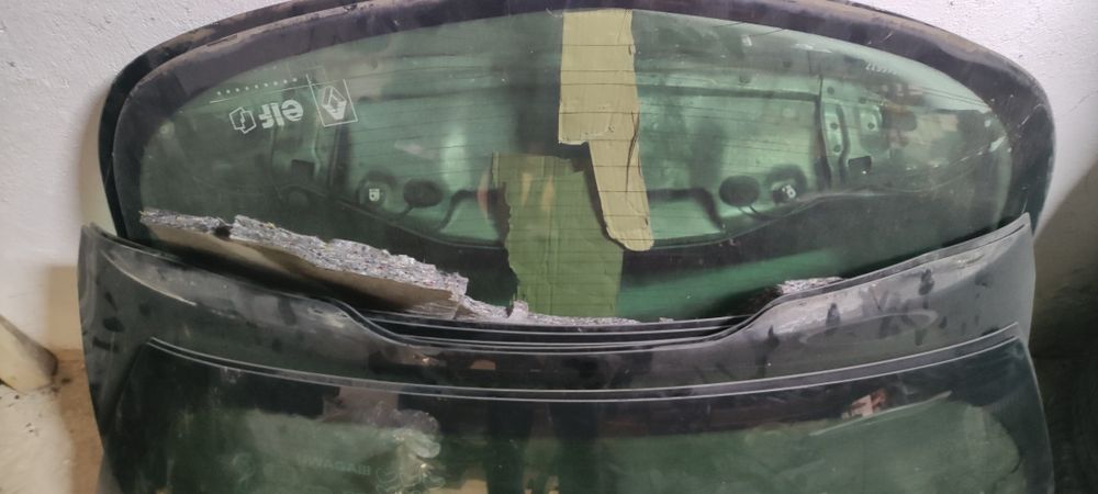 Скло ляди Рено Меган 2, Сценік 2