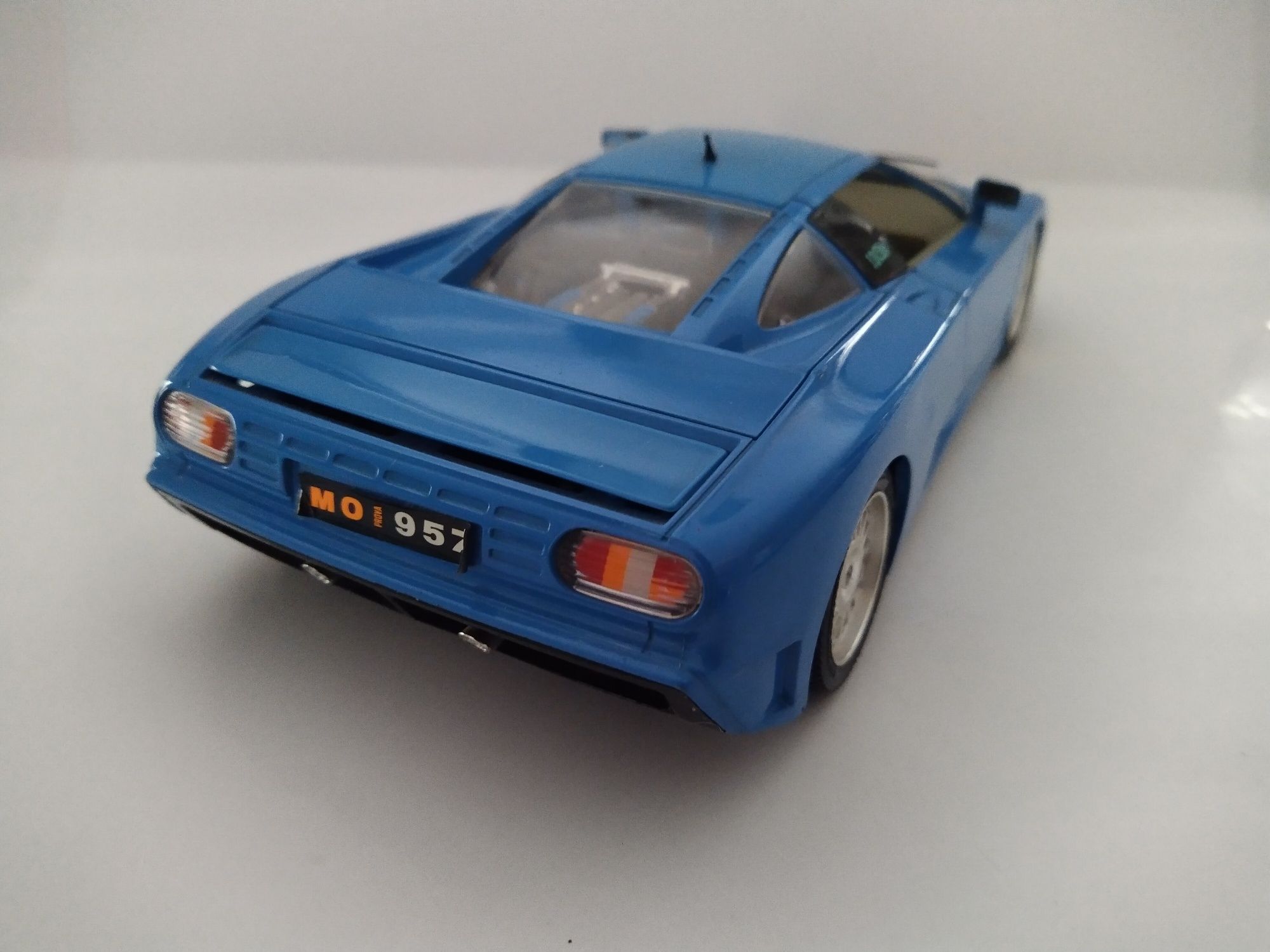 Bugatti EB 110 bburago burago Skala 1:18