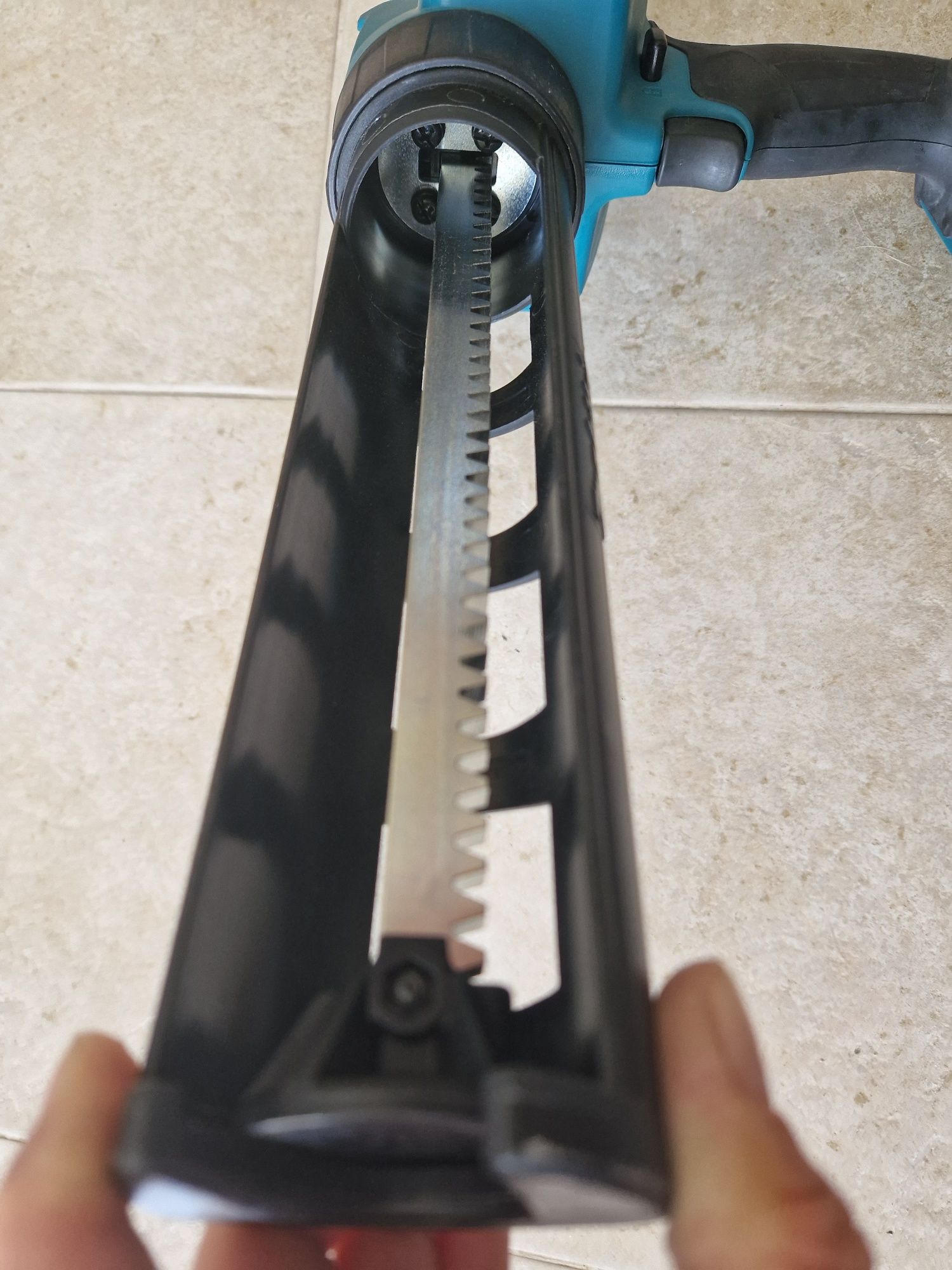 Pistola de silicone a bateria makita