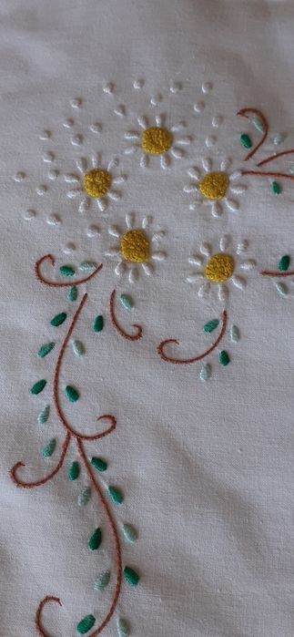 Lindíssimo lençol-bordados Manuais-Novo