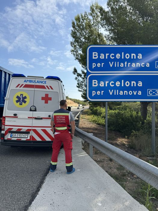 Перевозка Транспортировка лежачих больных скорая помощь Украина Европа