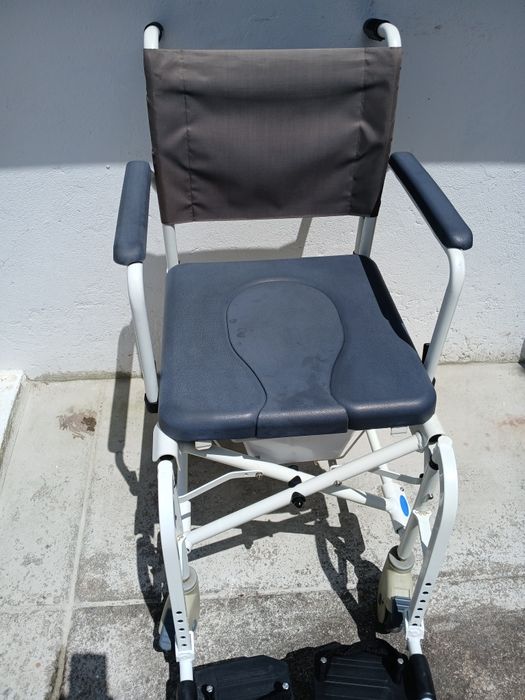 Cadeira de Rodas para Banho e Sanita