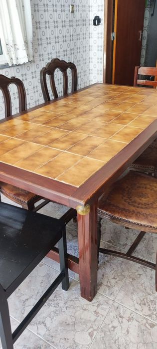 Mesa mais 4 cadeiras antigas