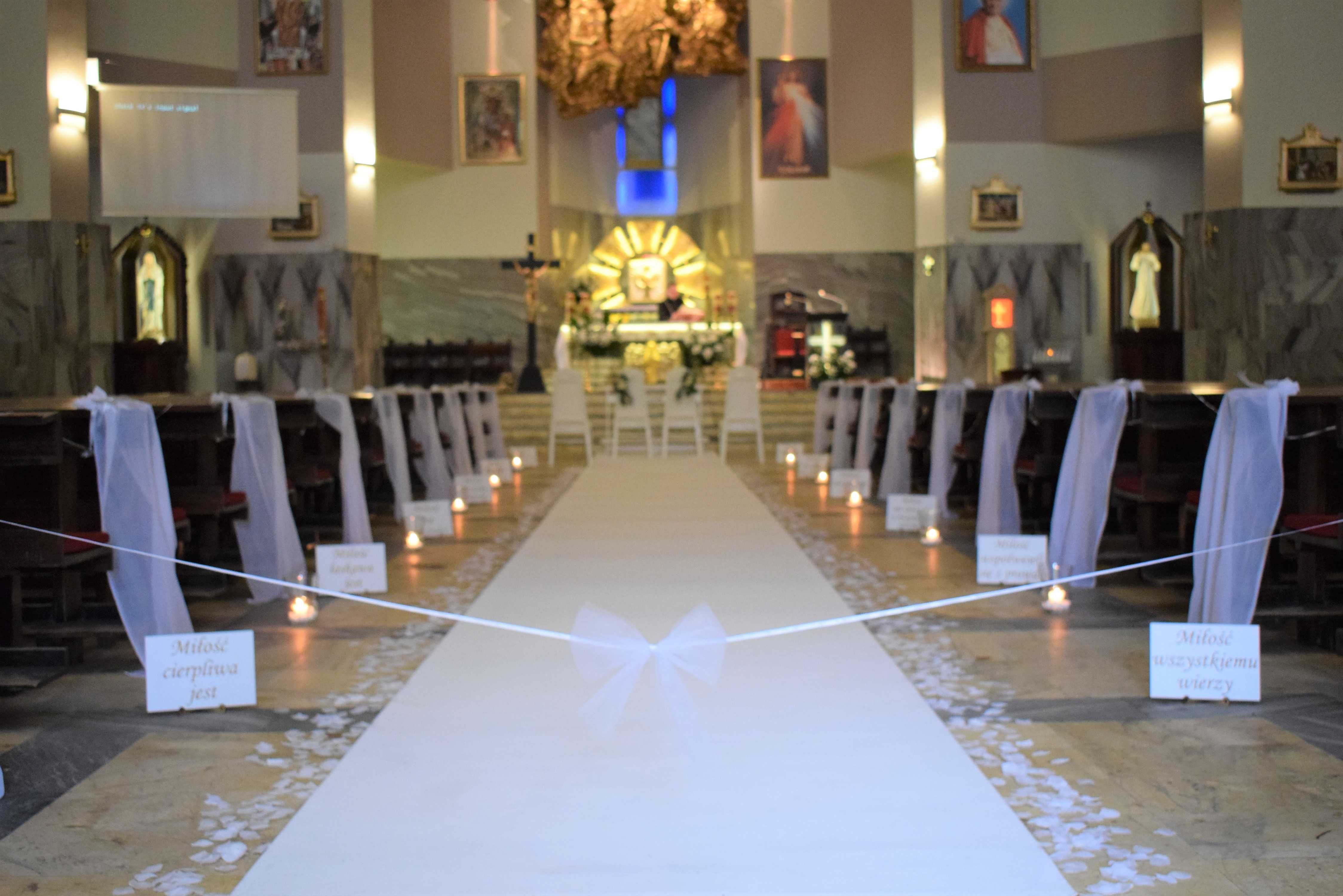 Dekoracja kościoła, ślub, biały dywan klęcznik hymn miłości świeczniki