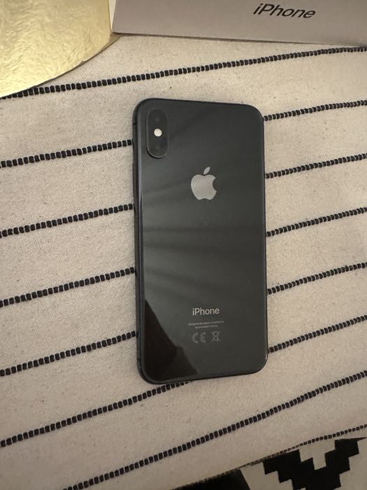 Telefon marki iPhone xs w kolorze czarnym