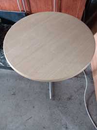 Stół plus trzy krzesla