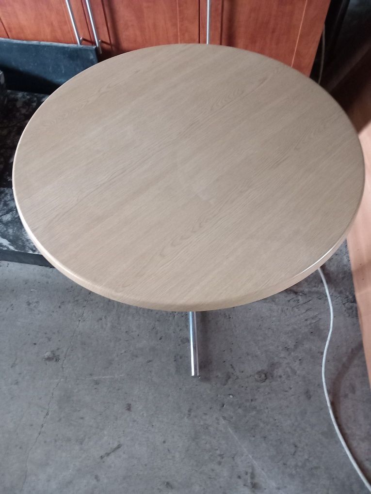 Stół plus trzy krzesla