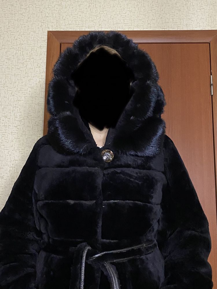 Шуба мутон , капюшон норка