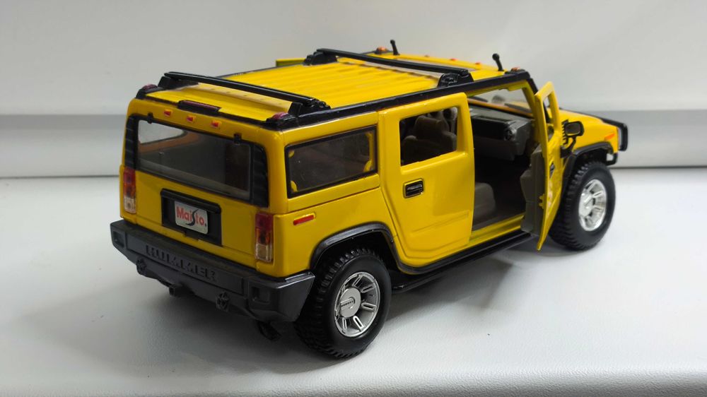 Модель, машинка Hummer H2 SUV 2004 1.24 Maisto