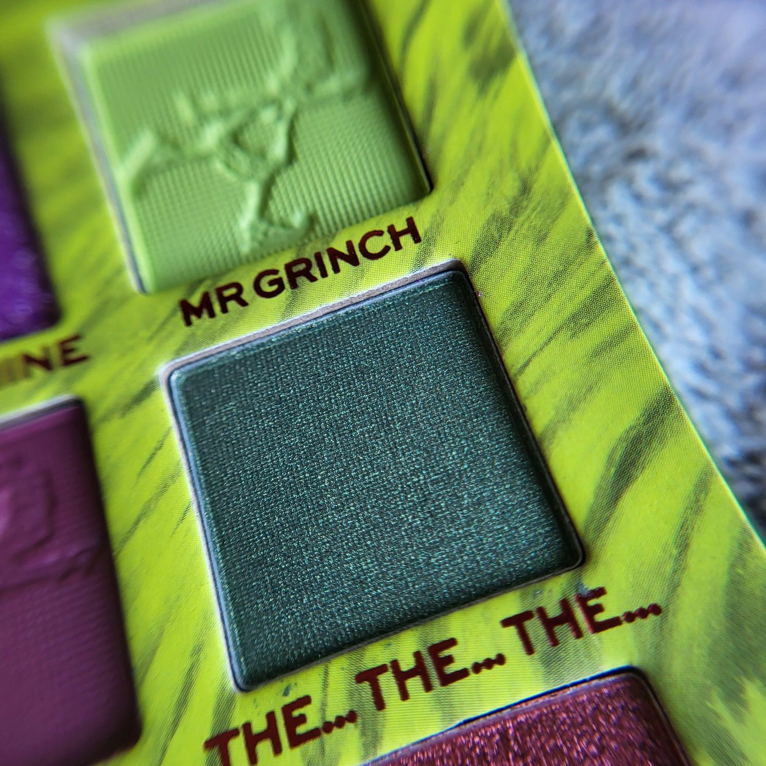 Makeup revolution paleta do powiek grinch