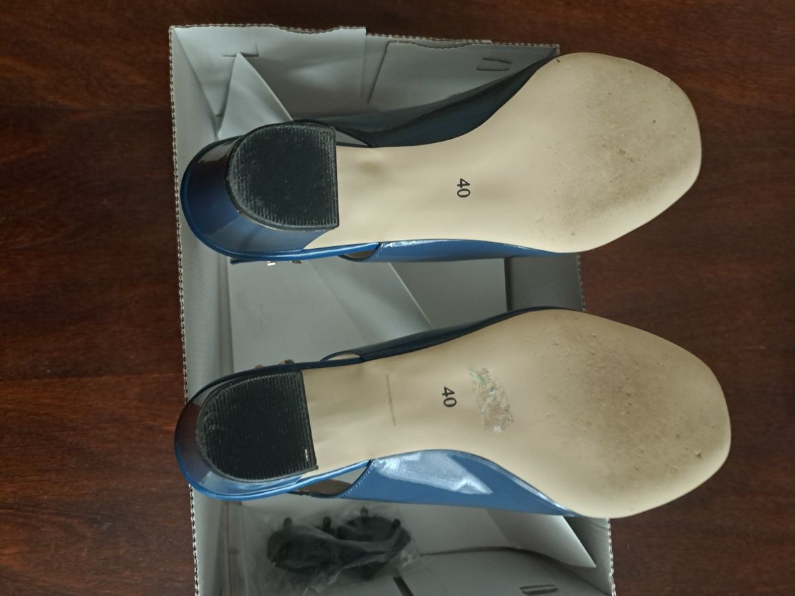 Buty z odkrytą piętą firmy Anis