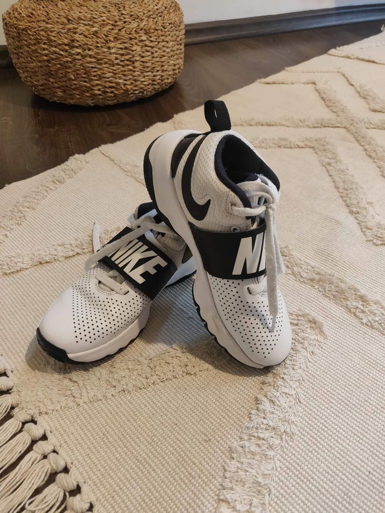 Buty Nike Team Hustle DB