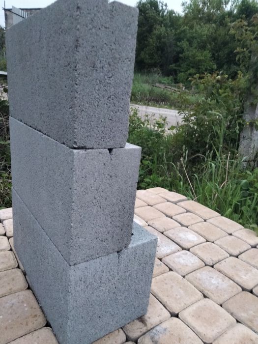 Блоки цегла та інші будматеріали