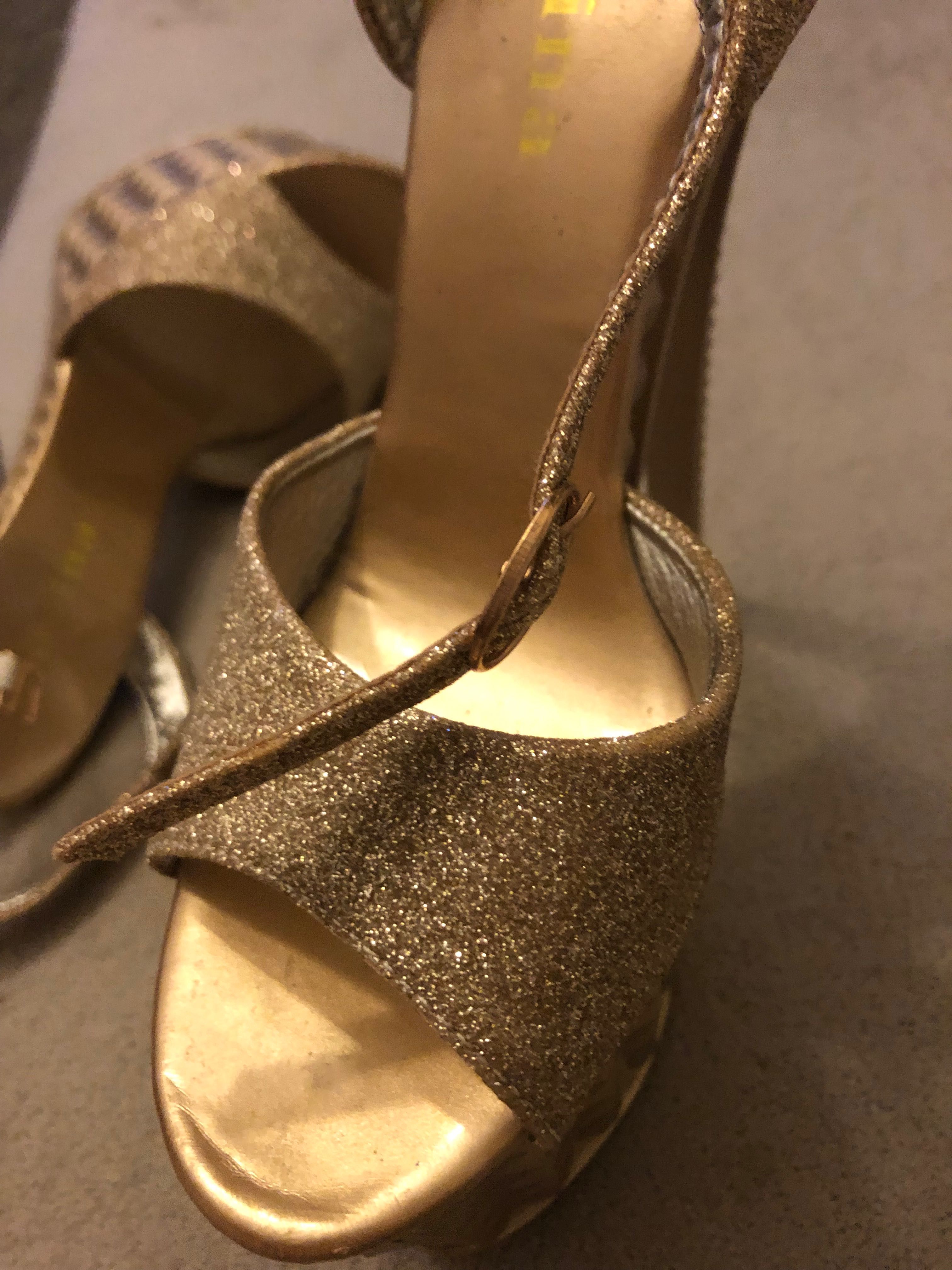 Erotyczne buty szpilki złote