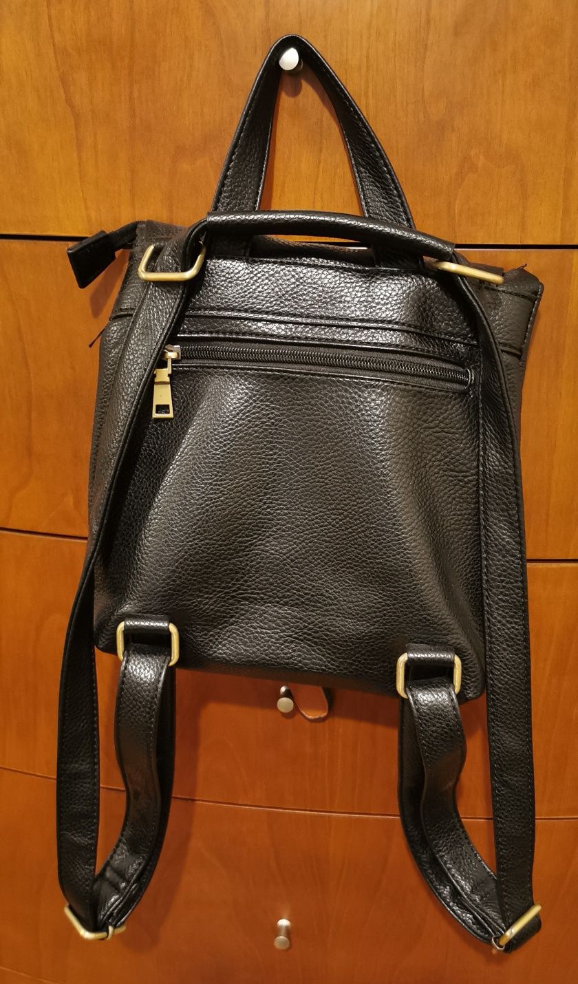 Mochila preta em pele