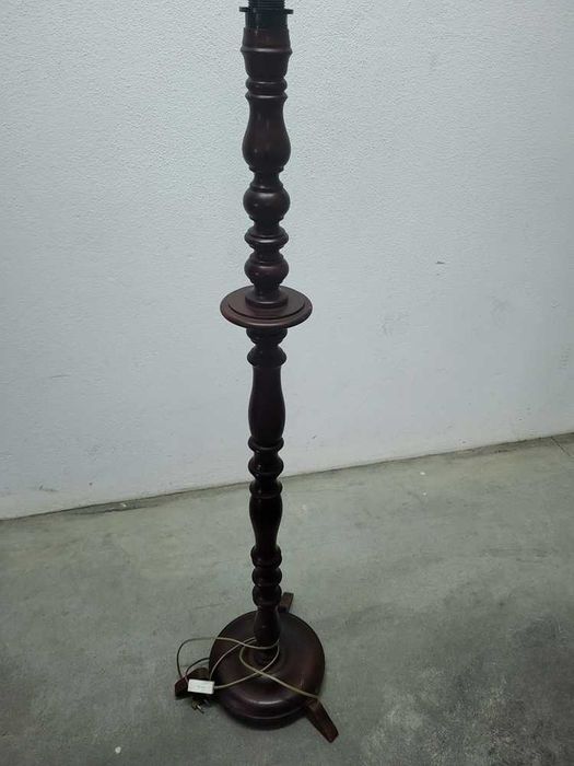 Candeeiro de Pé em Madeira